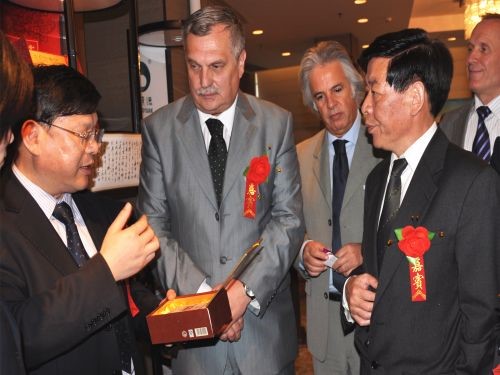 羅馬尼亞湖南黑茶推介會(huì)上，周重旺董事長在向客商介紹臻藏茯茶_副本